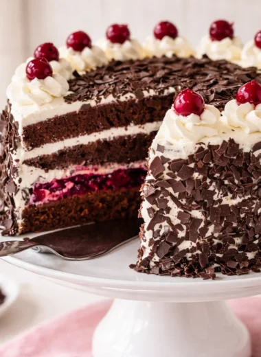 Traditionelle Schwarzwälder Kirschtorte mit Schokoladenbiskuit, Sahne und Kirschen