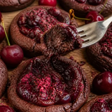 Chocolate Cherry Cookies 37 Schokoladen-Kirschkekse frisch gebacken auf einem Tablett