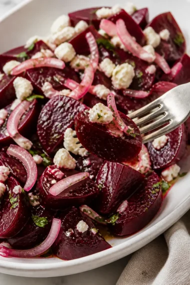 Griechischer Rote-Bete-Salat (Patzarosalata) mit frischen Zutaten