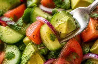 Gurken-Tomaten-Avocado-Salat in einer bunten Schüssel