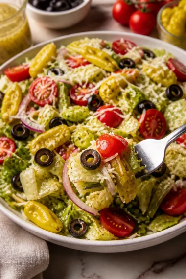 Klassischer italienischer Salat mit frischen Zutaten und Dressing.