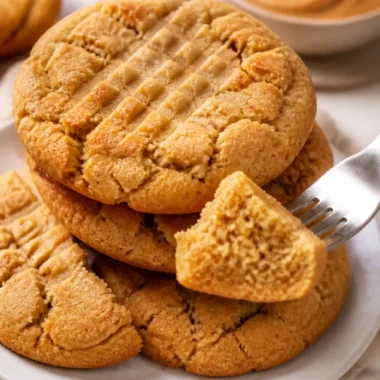 Thick and Chewy Peanut Butter Cookies 38 Leckere dicke und chewy Erdnussbutterkekse auf einem Teller