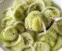 Einfaches Rezept für Gurkensalat mit Essig (mit süßer Zwiebel)