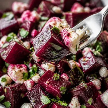 Rote-Bete-Salat mit Feta, serviert in einer Schüssel