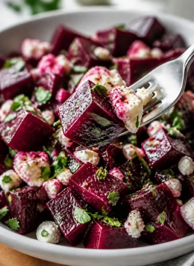 Rote-Bete-Salat mit Feta, serviert in einer Schüssel