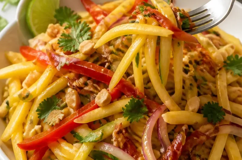 Leckerer Thai Mango Salad mit frischen Zutaten und exotischem Geschmack