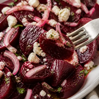 Griechischer Rote-Bete-Salat (Patzarosalata) mit frischen Zutaten