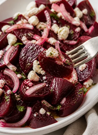 Griechischer Rote-Bete-Salat (Patzarosalata) mit frischen Zutaten