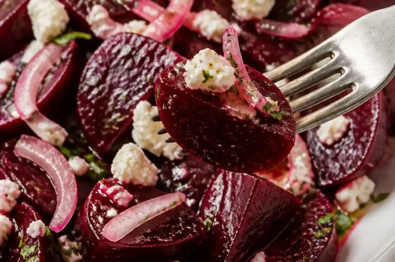 Griechischer Rote-Bete-Salat (Patzarosalata) mit frischen Zutaten