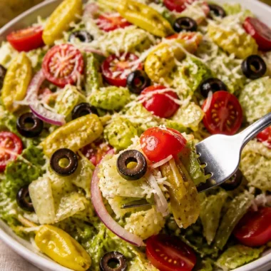 Klassischer italienischer Salat mit frischen Zutaten und Dressing.