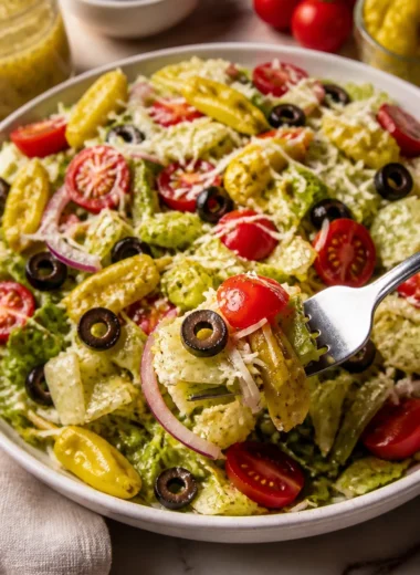 Klassischer italienischer Salat mit frischen Zutaten und Dressing.
