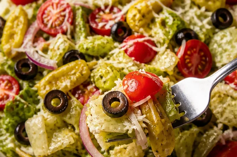 Klassischer italienischer Salat mit frischen Zutaten und Dressing.