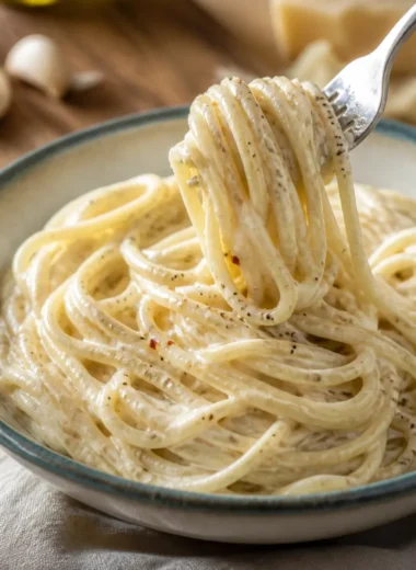 10 Minuten Cream Cheese Pasta mit frischen Zutaten zubereitet