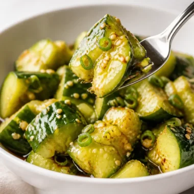 Asiatischer Gurkensalat 38 Asiatischer Gurkensalat mit frischen Zutaten serviert