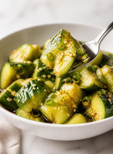 Asiatischer Gurkensalat mit frischen Zutaten serviert