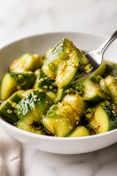 Asiatischer Gurkensalat mit frischen Zutaten serviert
