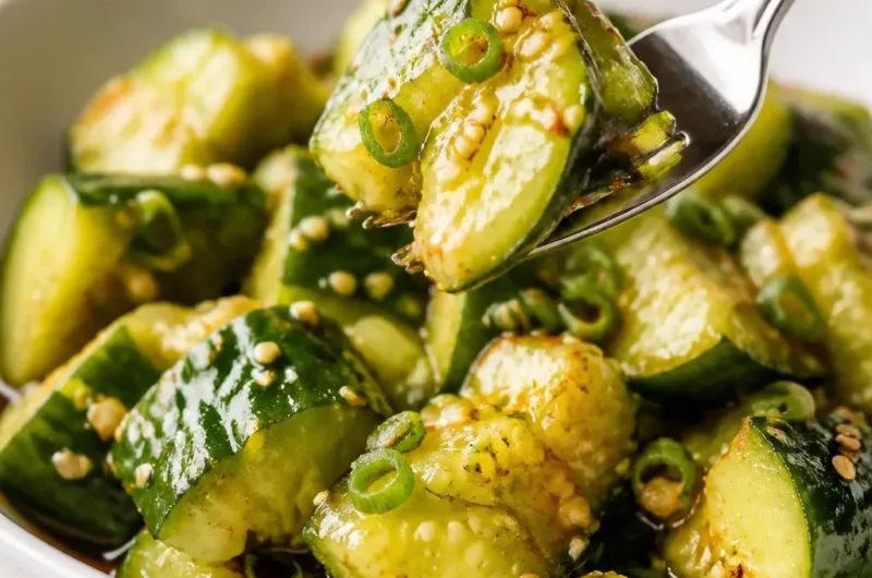 Asiatischer Gurkensalat mit frischen Zutaten serviert