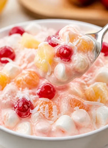 Schüssel mit Better Than Sex Obstsalat, frisch und bunt geschichtet