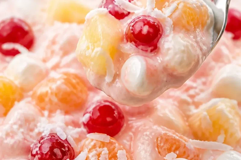 Schüssel mit Better Than Sex Obstsalat, frisch und bunt geschichtet
