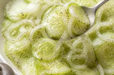 Eine Schüssel mit Gurken-Essig-Salat und süßer Zwiebel