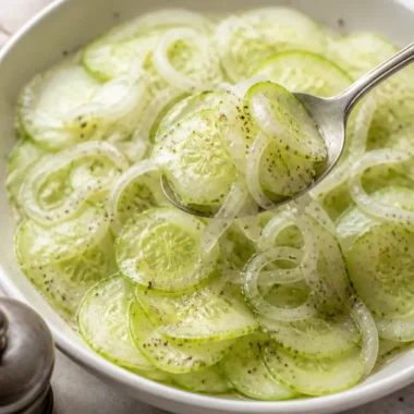 Einfache Gurken-Essig-Salat-Rezept (mit süßer Zwiebel) 37 Eine Schüssel mit Gurken-Essig-Salat und süßer Zwiebel