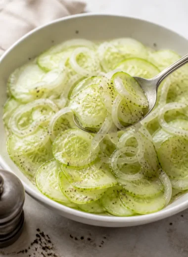 Eine Schüssel mit Gurken-Essig-Salat und süßer Zwiebel