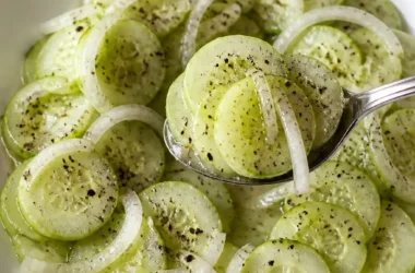 Gurkensalat mit Essig und süßer Zwiebel auf einem Teller