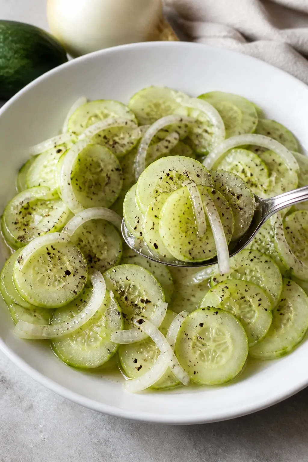 Einfaches Rezept für Gurkensalat mit Essig (mit süßer Zwiebel) 32 Einfaches Rezept für Gurkensalat mit Essig (mit süßer Zwiebel)