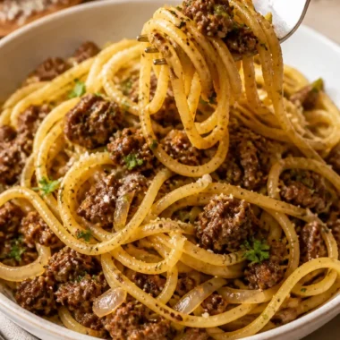 Garlic Butter Beef Pasta 38 Köstliche Garlic Butter Beef Pasta serviert mit frischen Kräutern und Parmesan