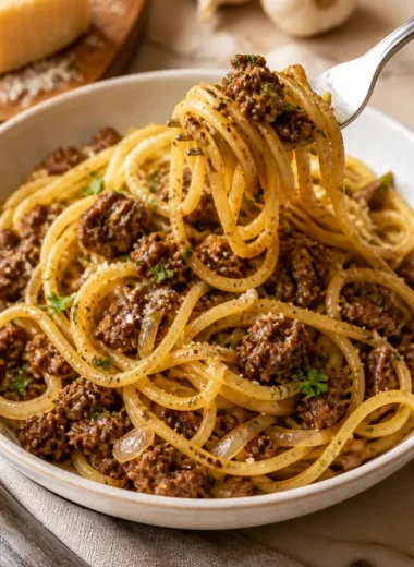 Köstliche Garlic Butter Beef Pasta serviert mit frischen Kräutern und Parmesan