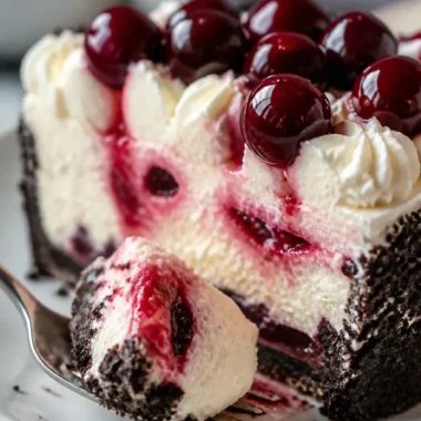 Kirsch-Ripple-Cheesecake 37 Kirsch-Ripple-Cheesecake mit fruchtigem Rippenmuster und Sahne-Topping