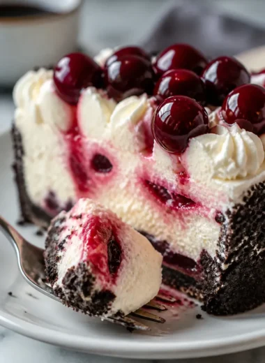 Kirsch-Ripple-Cheesecake mit fruchtigem Rippenmuster und Sahne-Topping