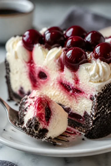 Kirsch-Ripple-Cheesecake mit fruchtigem Rippenmuster und Sahne-Topping