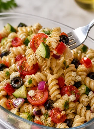 Leckere Nudelsalat-Zubereitung auf einem schönen Teller