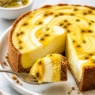 Passionfruit curd ripple cheesecake auf einem weißen Teller