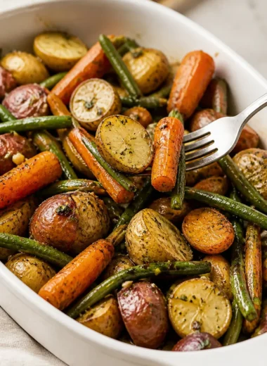 Saisonales geröstetes Gemüse mit Knoblauch und Kräutern, lecker und gesund.