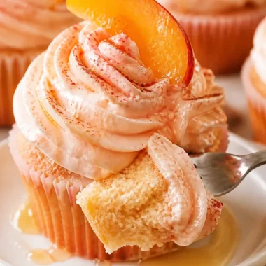 Peach Bellini Cupcakes mit spritziger Mischung aus Pfirsich und Sekt