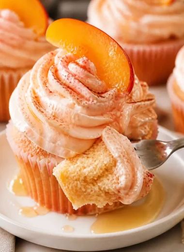Peach Bellini Cupcakes mit spritziger Mischung aus Pfirsich und Sekt